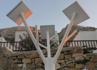 Στη Σίφνο φορτίζουν κινητά και τάμπλετ από ηλιακό δέντρο στο λιμάνι